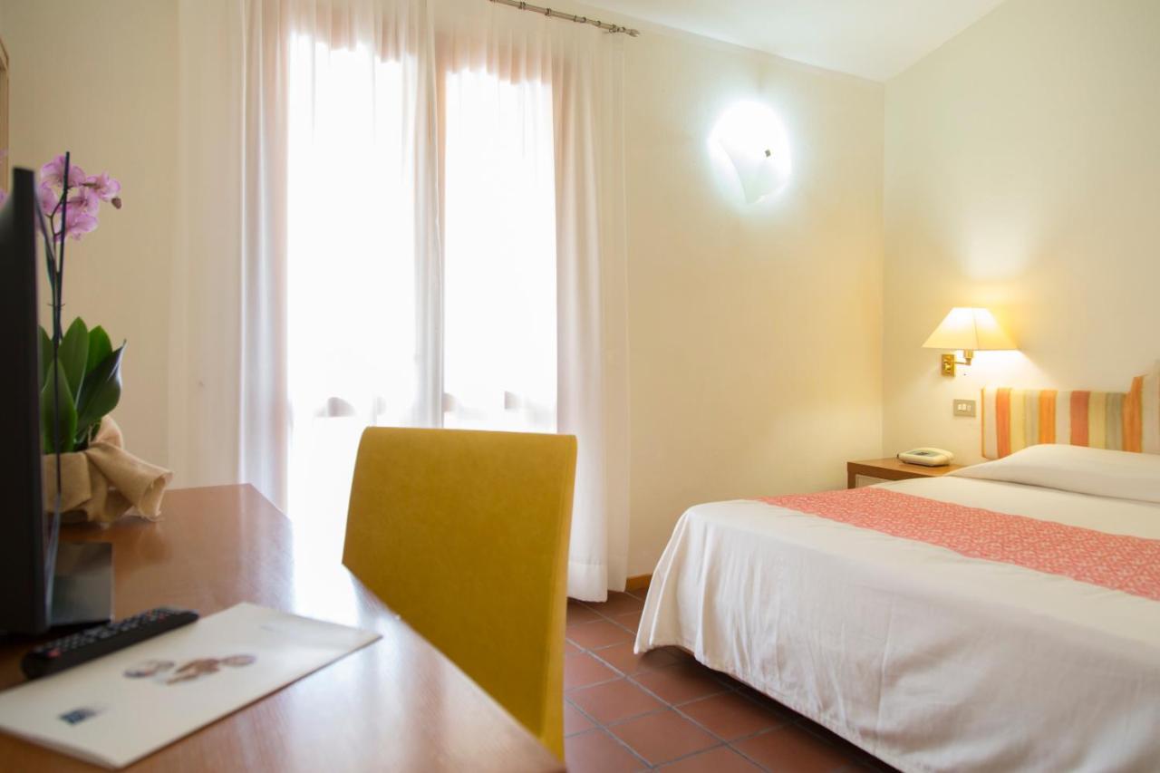 Blu Hotel Laconia Village Cannigione Camera foto